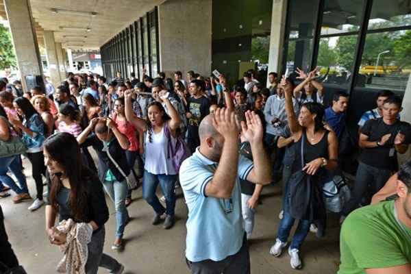Mais de uma centena de funcionários de duas firmas contratadas para atuar no call center do Banco do Brasil protestou por falta de pagamento. Eles cruzaram os braços por 24 horas (Gustavo Moreno/CB/D.A Press - 24/4/14) Mais de uma centena de funcionários de duas firmas contratadas para atuar no call center do Banco do Brasil protestou por falta de pagamento. Eles cruzaram os braços por 24 horas (Gustavo Moreno/CB/D.A Press - 24/4/14)