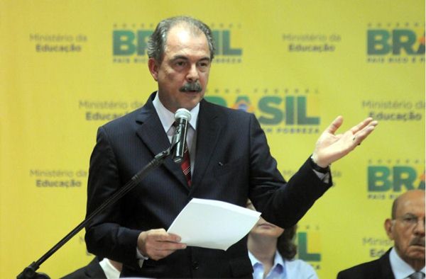 Mercadante: 'A questão da legitimidade do Estado não se encerra na eleição e nos partidos políticos. Existe e deve ser fomentada uma participação não partidária, que aprofunda e melhora a qualidade da democracia' (Carlos Moura/CB/D.A Press) Mercadante: 'A questão da legitimidade do Estado não se encerra na eleição e nos partidos políticos. Existe e deve ser fomentada uma participação não partidária, que aprofunda e melhora a qualidade da democracia' (Carlos Moura/CB/D.A Press)